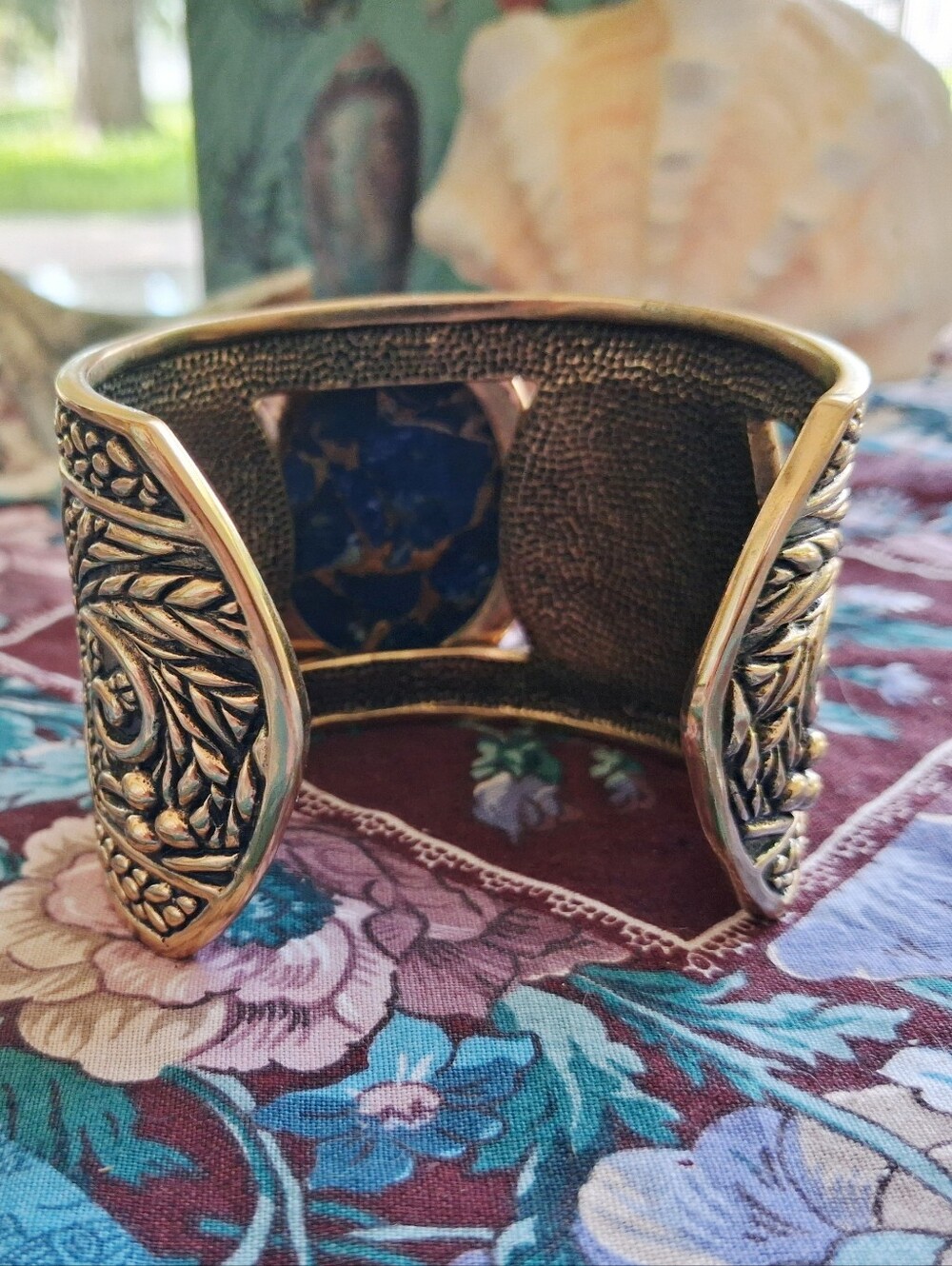 STUDIO BARSE CUFF W/ OVAL GOLD VEINED LAPIS STONE SET IN INTRICATE CARVED BRONZE - Picture 4 of 7